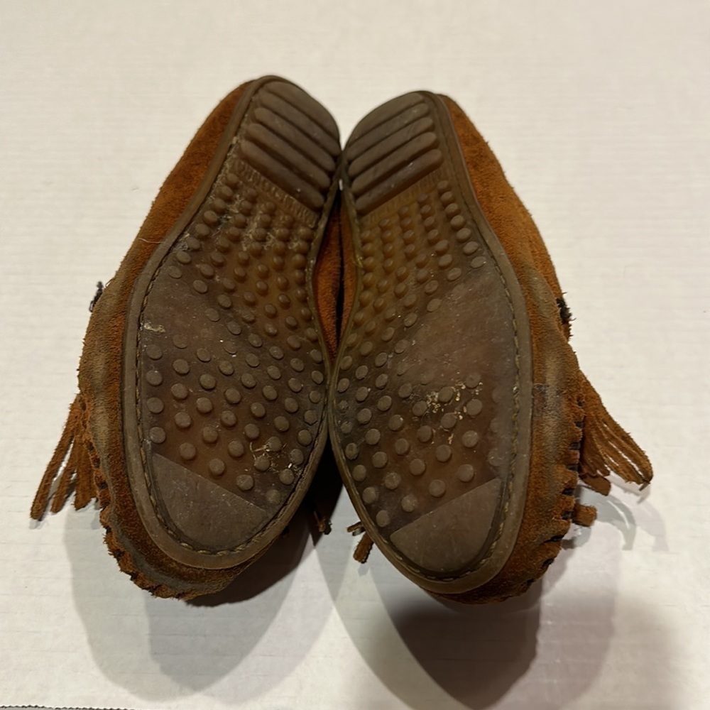 Minnetonka soft suede brown slippers with bow and fringe in front - Picture 6 of 9